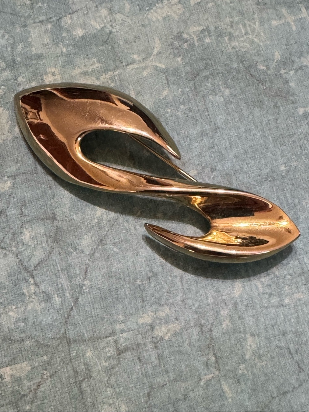 VINTAGE GOLD TONE BROOCH